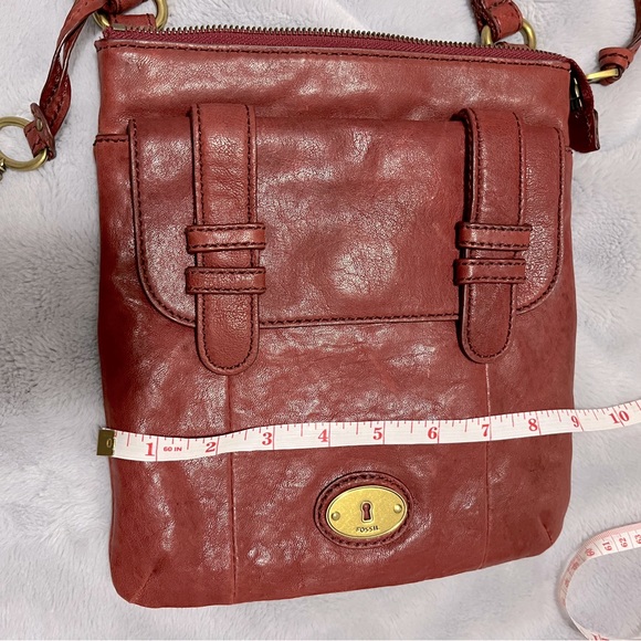 Red Fossil Crossbody bag. - Picture 6 of 7